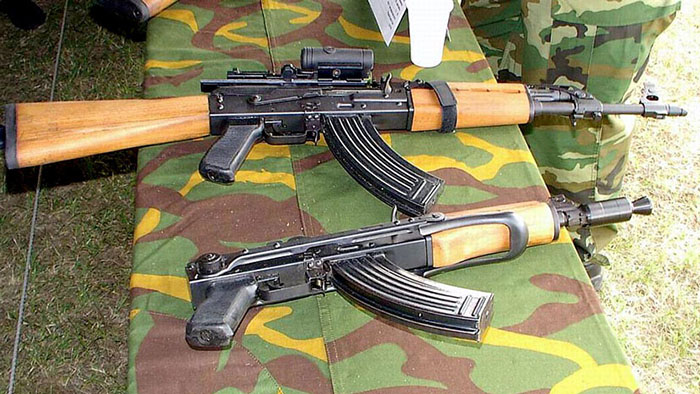 На фото: Автоматы «Застава» M70B (вверху) и M93 // Фото: © Wikimedia Commons 